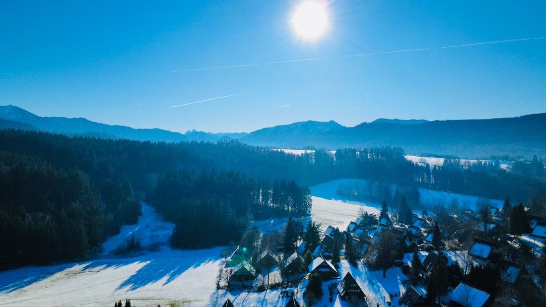 Umgebung mit Gebirgspanorama